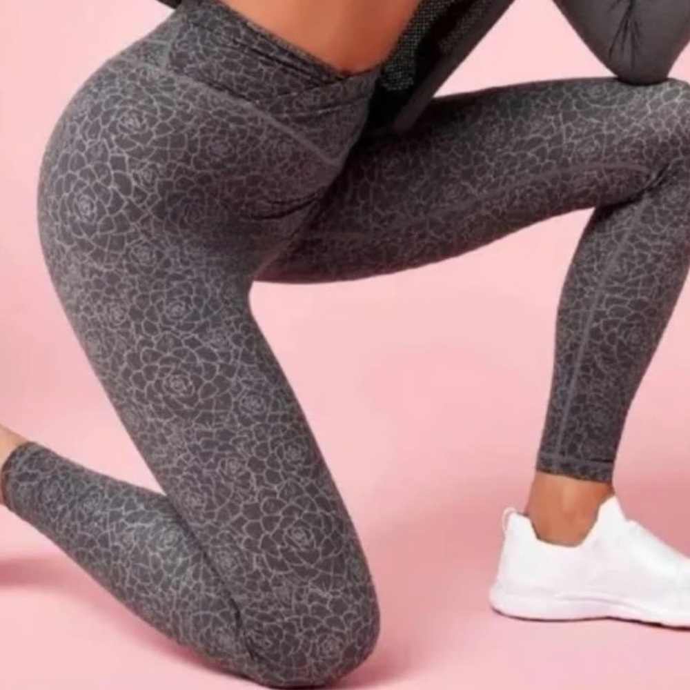 Buffbunny Crossover Leggings - Picture 2 of 8